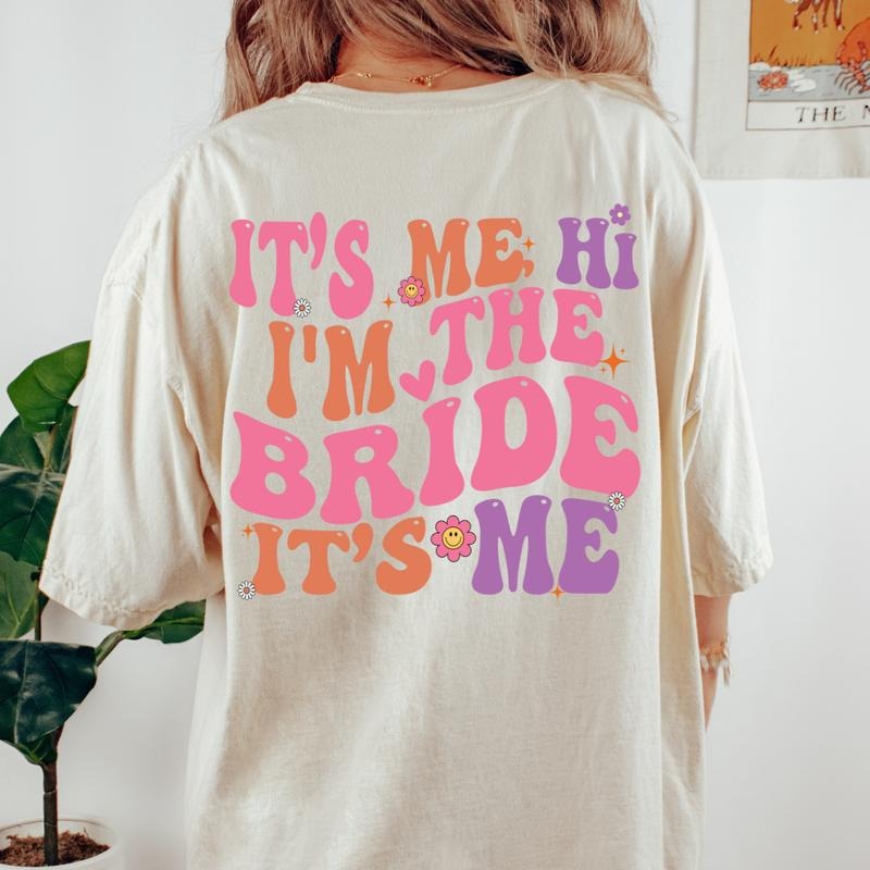 IT'S ME HI IM THE BRIDE SHIRT (COMFORT COLORS T-SHIRT, CASUAL SHIRT UNISEX, BRIDE T-SHIRT) Comfortable Fit Top Womenswear
