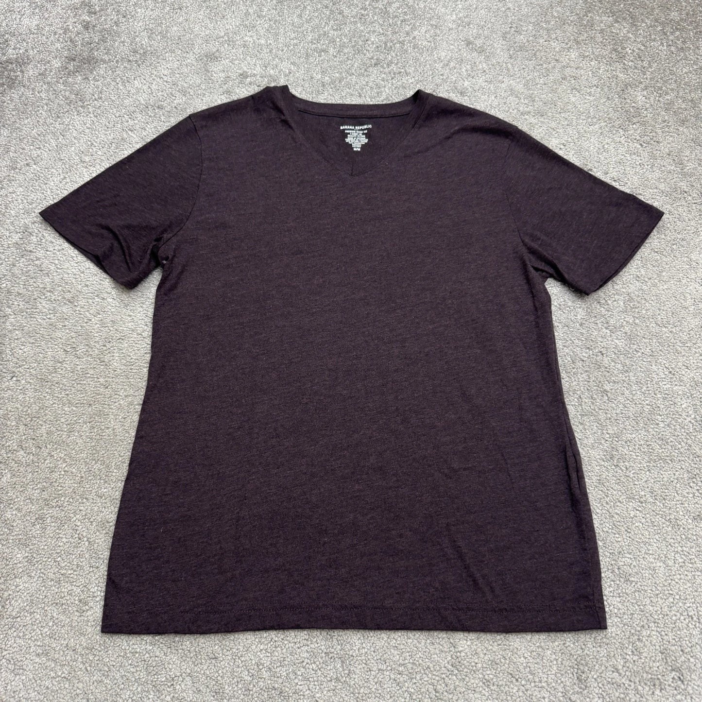 Banana Republic Premium Wash Basic V-Neck T-Shirt Mens Medium Dark Purple Tee