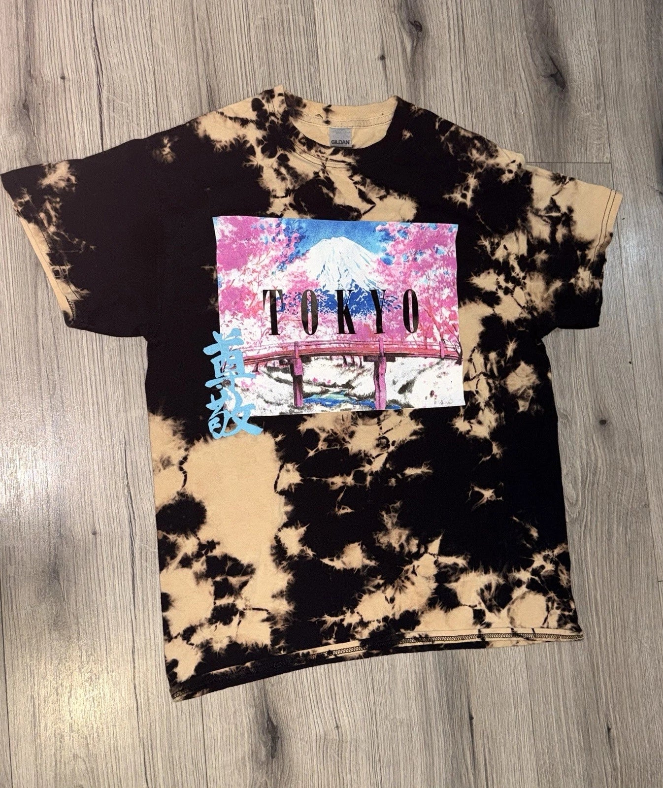 Gildan Tokyo Tie-Dye Graphic Print Black Beige T-Shirt Mens M