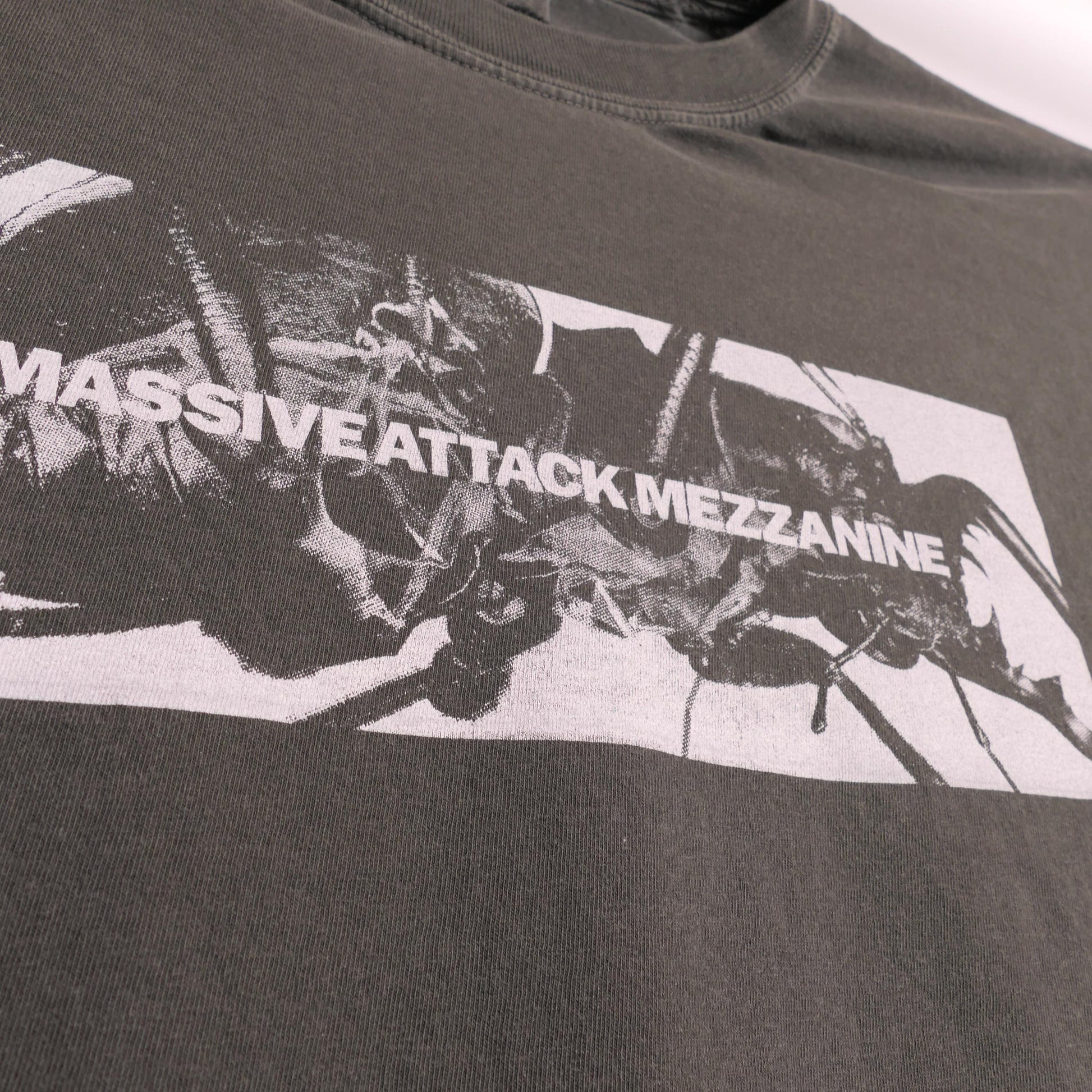 Massive Attack Mezzanine Band Tee English Trip Hop Collective Bristol England Alternative Tour Unfinished Sympathy Ultra Faded Xl (3)