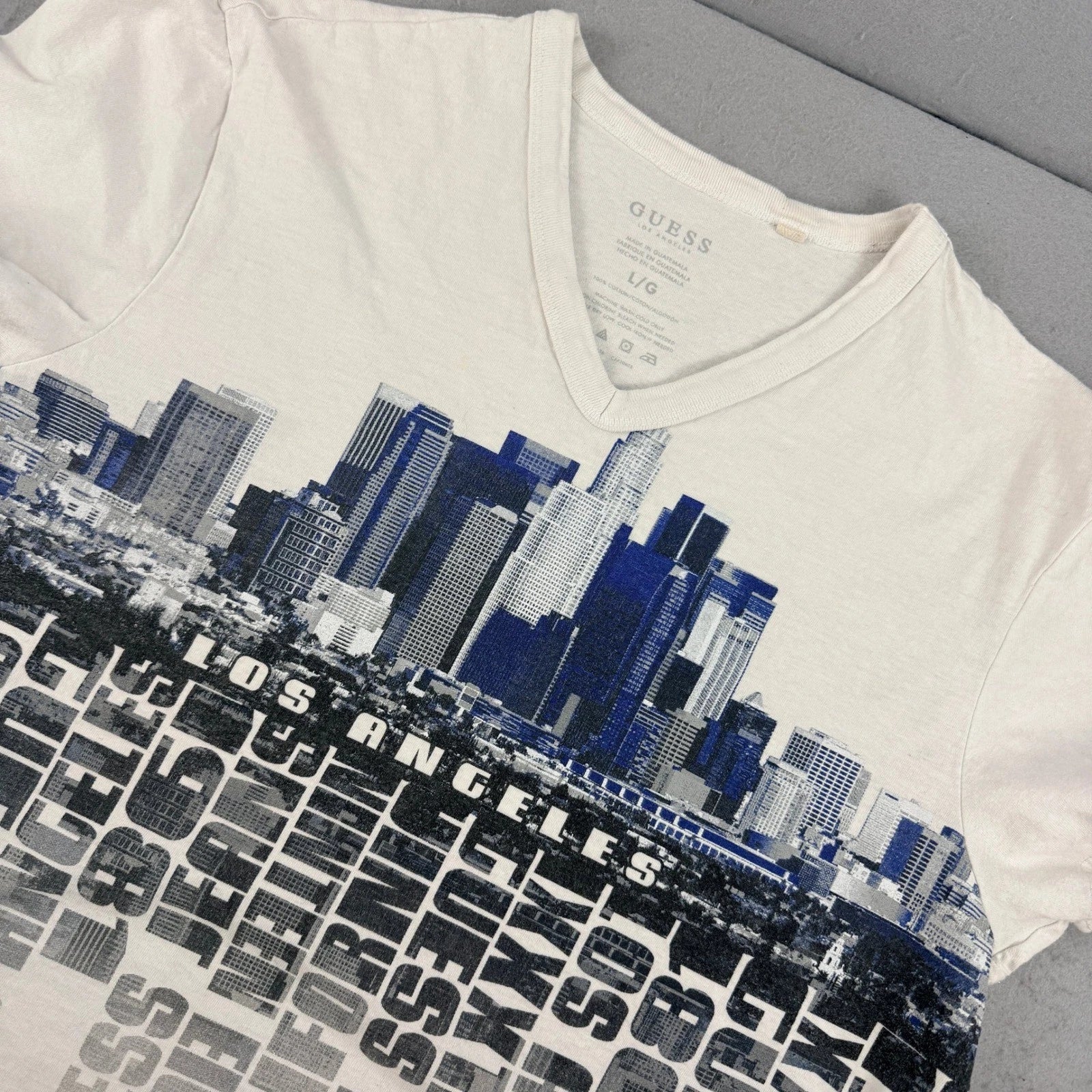 Guess Los Angeles Skyline Graphic V-Neck T-Shirt Mens Large White Blue Cotton