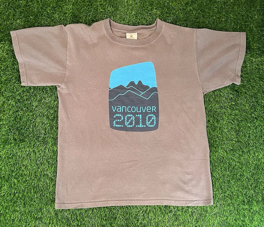 2010 Vintage Style Olympics Store Vancouver Canada Gray T-Shirt Mens Medium