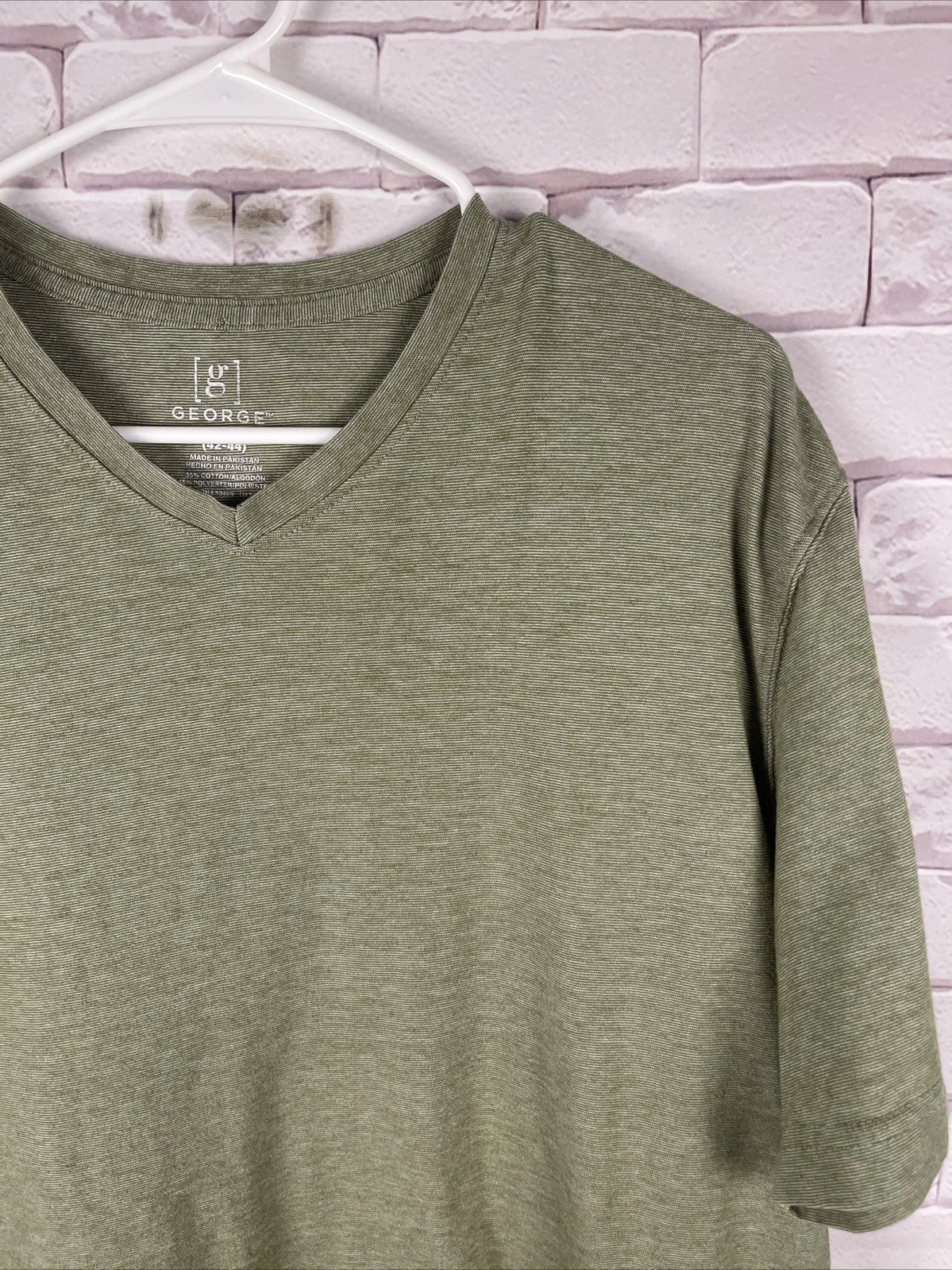 George Mens V-Neck Tee Size L 42-44 Green Short Sleeve Shirt