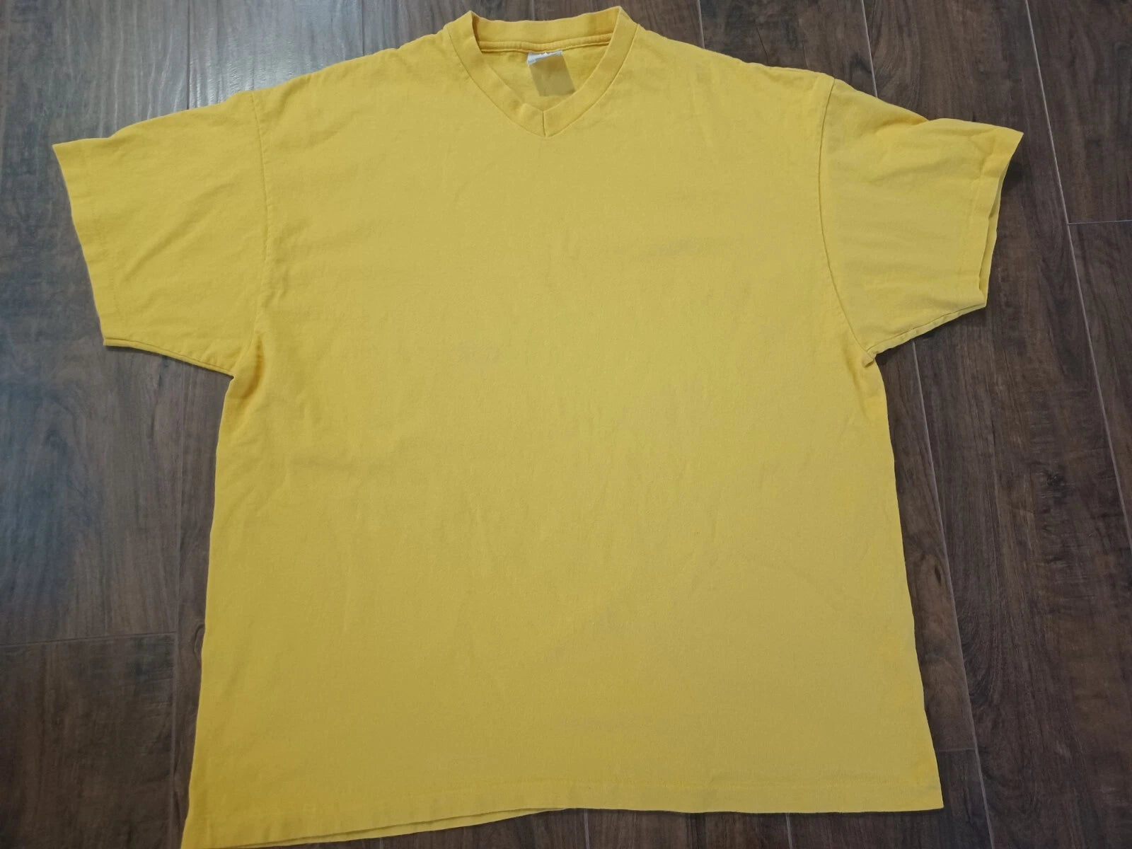 Vintage Hanes Single Stitch V-Neck Tshirt Mens Large - Yellow