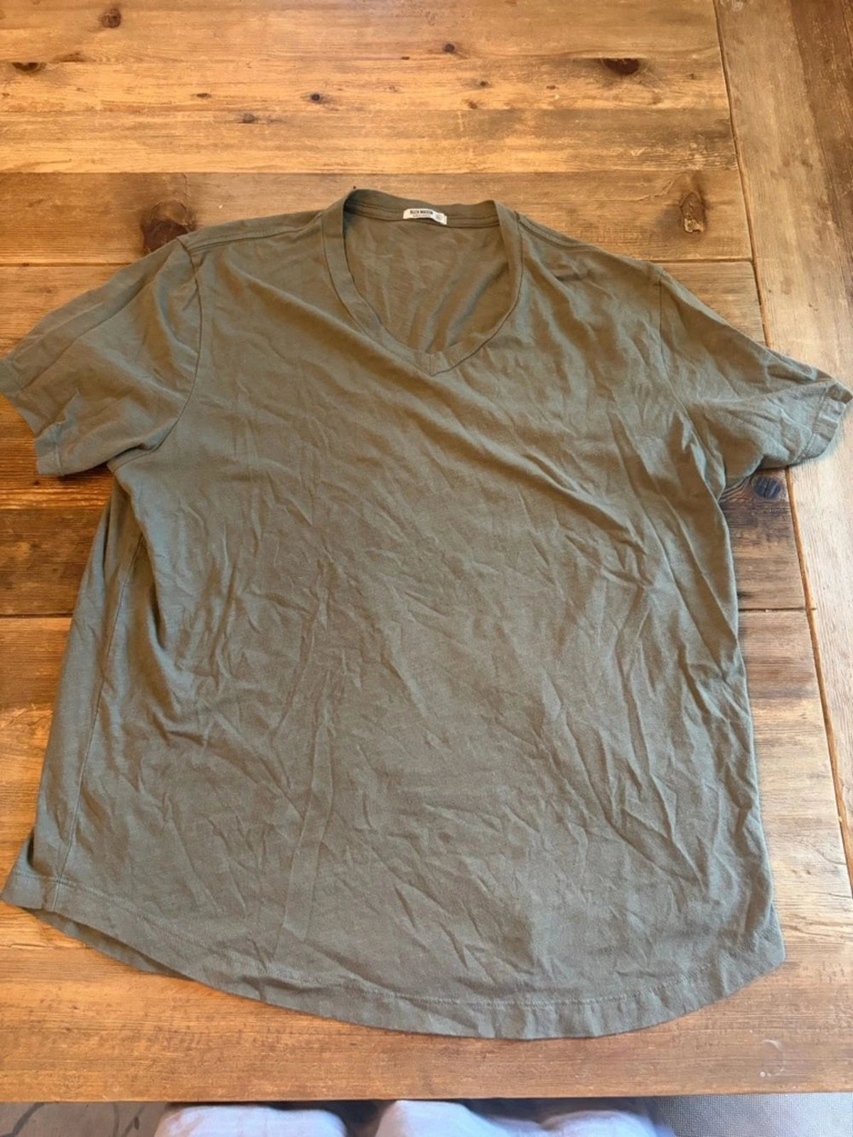 Buck Mason V-Neck Tee Mens XL Olive Green Curved Hem Slub Cotton Made in USA