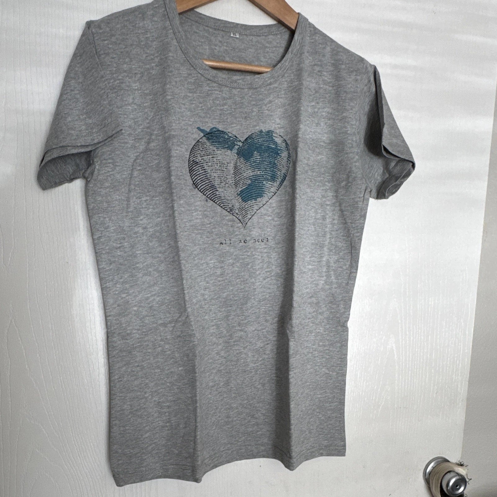 Gray Crew Neck Short Sleeve Heart Graphic Print T-Shirt, Size XL