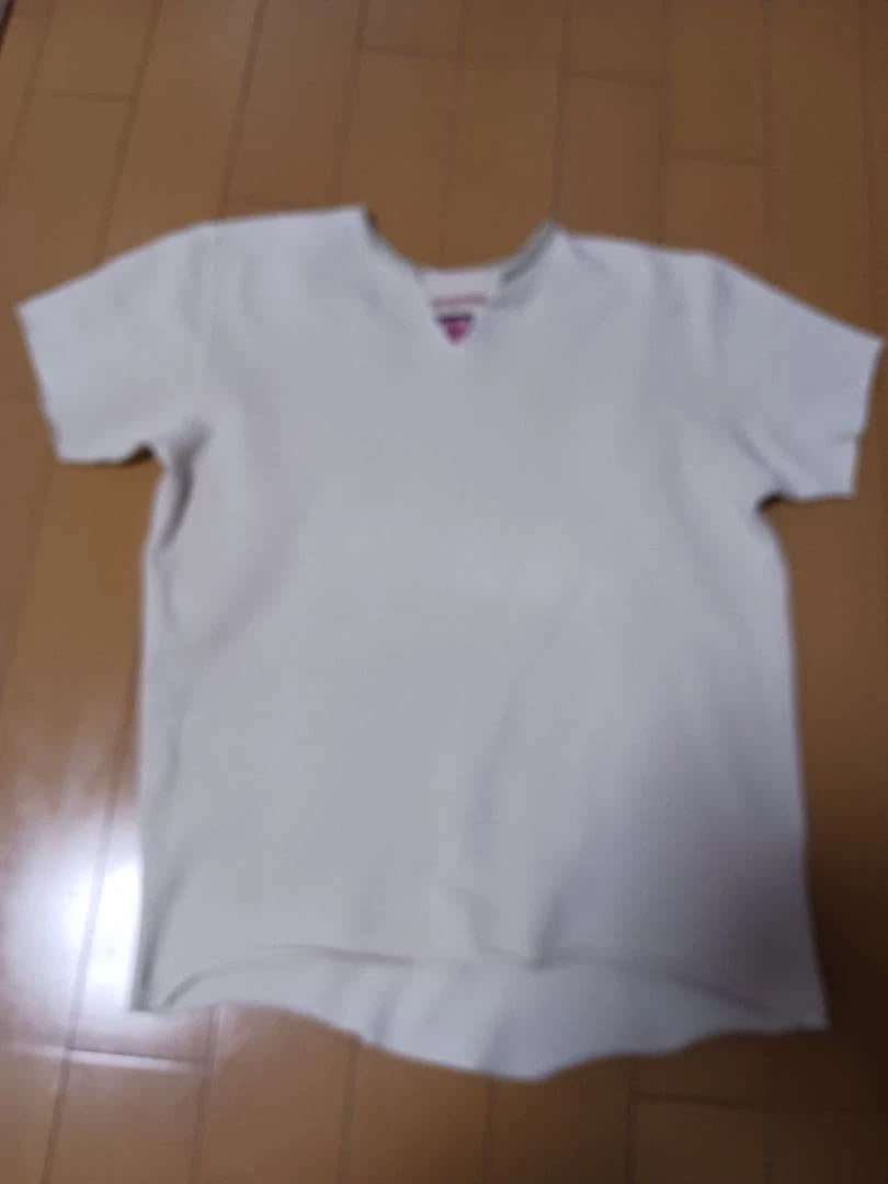 Two Moon Off-White V-Neck T-Shirt Size M Round Hem Design