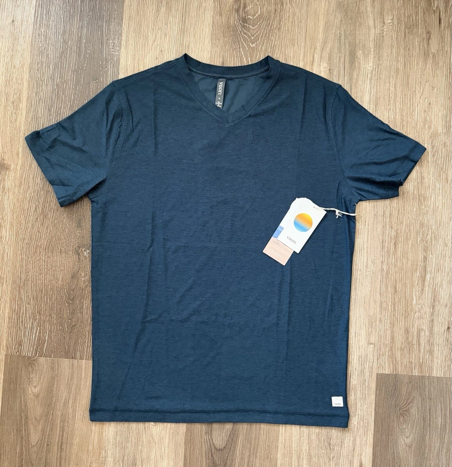 Vuori Men's Strato Tech V-Neck Tee Navy Heather Sz Medium V1032 Athletic NWT